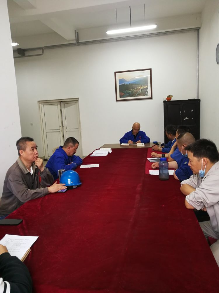 機(jī)加裝配黨支部召開(kāi)全體黨員大會(huì)，組織主題教育學(xué)習(xí)。